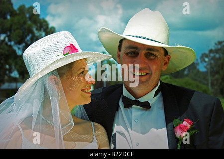 Sposa e lo sposo con cappelli Foto Stock