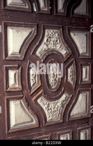 Porta di stile coloniale spagnolo chiesa in Morelia, Michoacan, Messico Foto Stock