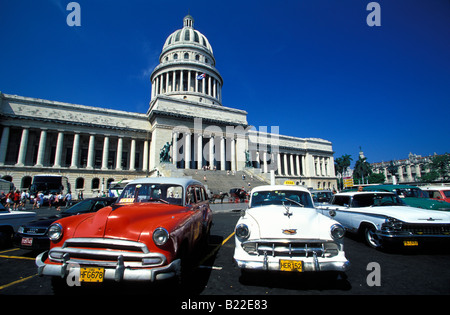 Vecchio american taxi nella parte anteriore del Capitolio Nacional de l'Avana Vecchia Cuba Caraibi Foto Stock