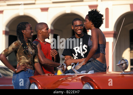 Un gruppo di giovani persone locali nella Vecchia Havana Cuba Caraibi Foto Stock