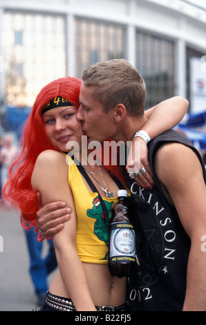 Coppia giovane baciare in strada Tallinn Estonia Foto Stock