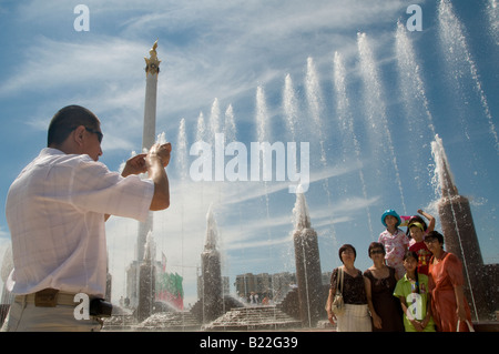 La popolazione locale in posa davanti al monumento Eli kazako in Piazza Indipendenza,in Astana capitale del Kazakistan Foto Stock