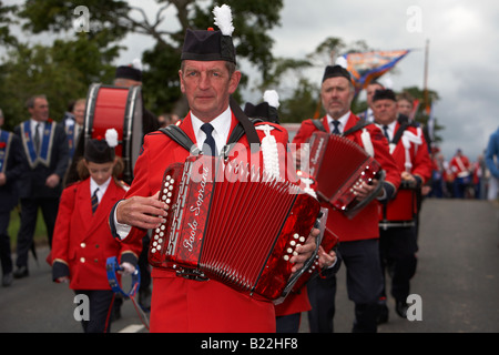 Lettore di fisarmonica nel formare fisarmonica marching band durante il XII Luglio Orangefest celebrazioni in Dromara contea di Down Irlanda del Nord Foto Stock