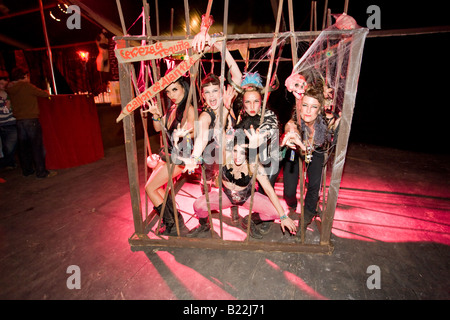 Ruby Blues e la sua troupe di vampire pole-ballerini al Drag Strip. Cestino città del festival di Glastonbury 2008 Foto Stock