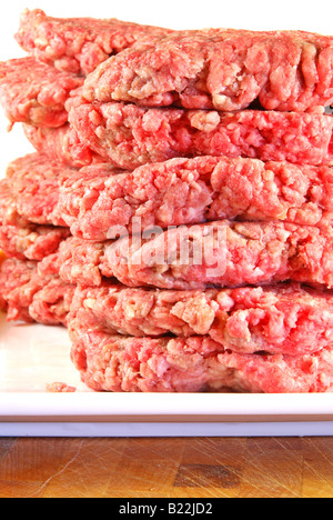 Pile di hamburger crudo polpette Foto Stock