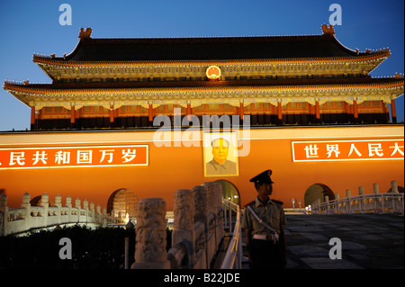 Soldato di PLA sulla protezione nella parte anteriore della porta di Tiananmen a Pechino in Cina. 12-lug-2008 Foto Stock