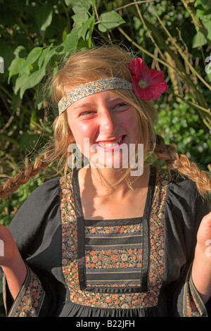 Bionda ragazza hippy tenendo le sue mappe catastali Foto Stock