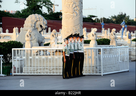 Soldato di guardia davanti al cancello di Tiananmen a Pechino in Cina. 12-lug-2008 Foto Stock