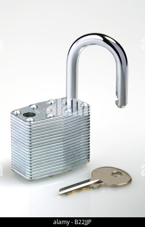Aprire il lucchetto con chiave Foto Stock