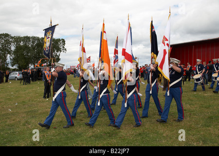 Lealisti banda di flauto partito colore sfilata dal campo durante il XII Luglio Orangefest celebrazioni in Dromara contea di Down Foto Stock