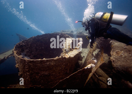 Un subacqueo esplora il relitto del Thistlegorm nel Mar Rosso egiziano. Foto Stock