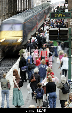 Una vista in alzata di una piattaforma di occupato a Edinburgh Waverley Station in ora di punta. Foto Stock