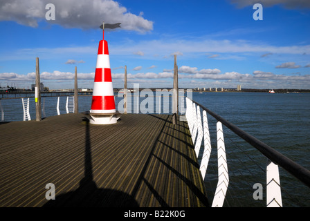 Pontile a Hythe Southampton acqua Inghilterra Hampshire REGNO UNITO Foto Stock