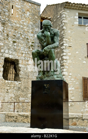 Una copia di Rodin la scultura in bronzo del pensatore siede su un blocco di marmo in Saint Paul de Vence, Francia Foto Stock