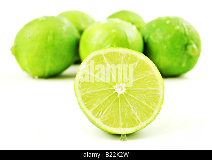 Mazzetto di Limette fresche isolato su uno sfondo bianco Foto Stock