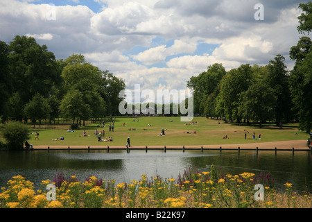 Vista su tutta l'acqua lungo i giardini di Kensington Foto Stock