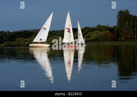 Barche a vela si scuotono per posizione durante una vela club la gara su un punto particolarmente tranquilla la sera. Foto Stock