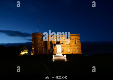 Città di Inverness, Scotland. Vista notturna della Flora MacDonald statua che si trova nella parte anteriore del castello di Inverness. Foto Stock