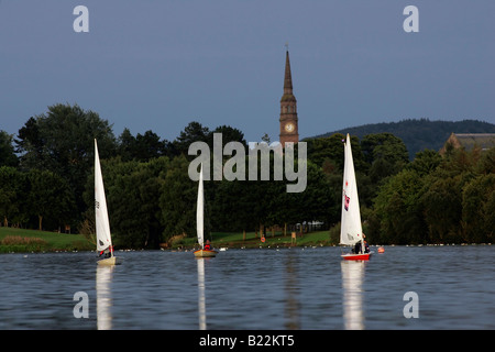 Barche a vela si scuotono per posizione durante una vela club la gara su un punto particolarmente tranquilla la sera. Foto Stock