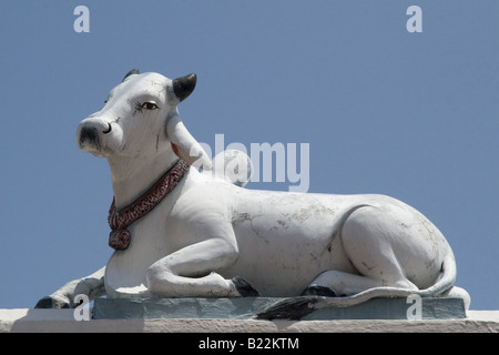 La scultura di un sacro white brahman bull da un tempio indù Foto Stock