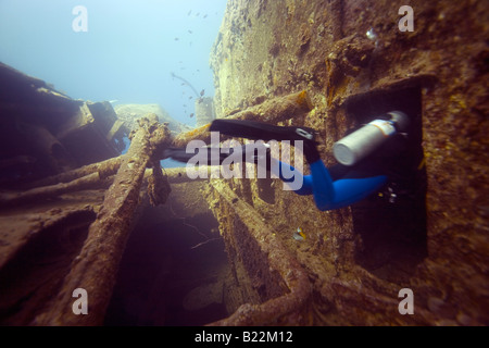Un subacqueo esplora il relitto del Thistlegorm nel Mar Rosso egiziano. Foto Stock