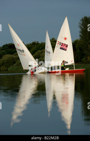 Barche a vela si scuotono per posizione durante una vela club la gara su un punto particolarmente tranquilla la sera. Foto Stock