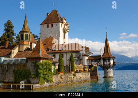 Il castello di Oberhoffen sul Lago di Thun Oberland Bernese svizzera Foto Stock