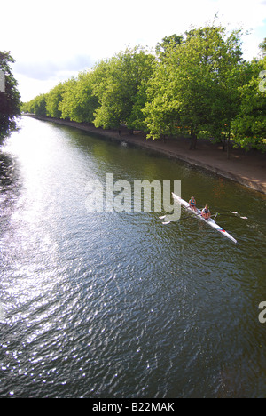 Giovani donne canottaggio sul Fiume Great Ouse, Bedford, Bedfordshire, England, Regno Unito Foto Stock