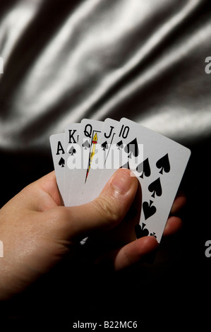 L'uomo tenendo dritto royal flush mano in una partita di poker Foto Stock