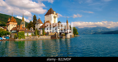 Il castello di Oberhoffen sul Lago di Thun Oberland Bernese svizzera Foto Stock