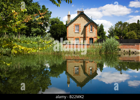 Inglese in mattoni rossi Cottage accanto al fiume Ouse e idilliaco con viste sul fiume, Houghton Cambridgeshire England Regno Unito Foto Stock