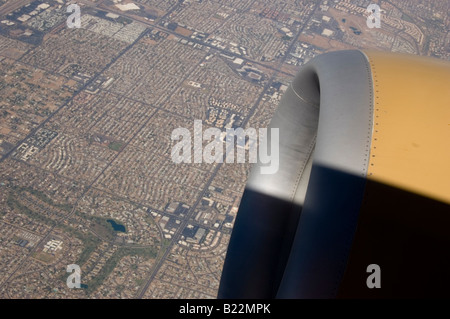 Jet e vista della città dalla griglia nella finestra di aereo. Foto Stock