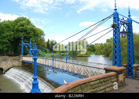 Mill Weir e ponte di sospensione, Mill Gardens, Royal Leamington Spa Warwickshire, Inghilterra, Regno Unito Foto Stock