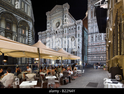 Cafè sul marciapiede di notte in Piazza San Giovanni con la Basilica di Santa Maria del Fiore (il Duomo), Firenze, Toscana, Italia Foto Stock