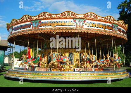 Cavalli in legno sulla giostra, il tempo Giardini, Bedford, Bedfordshire, England, Regno Unito Foto Stock