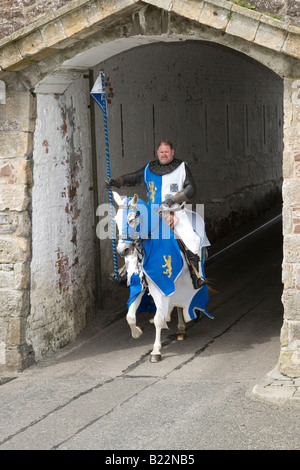 Cavaliere scozzese su un caricatore bianco; cavaliere montato della Scottish Historical Saltaire Society, Fort George, Ardersier, Scozia, regno unito Foto Stock