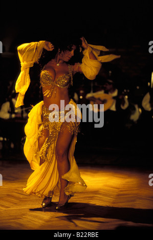 La donna che mostra la danza del ventre Orient Hotel Istanbul Istanbul Turchia Foto Stock