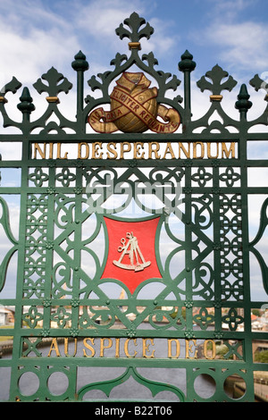 La città sulla cresta Wearmouth Bridge a Sunderland, Inghilterra. Il motto della città " Nulla Desperandum, auspicio Deo' è in cresta. Foto Stock