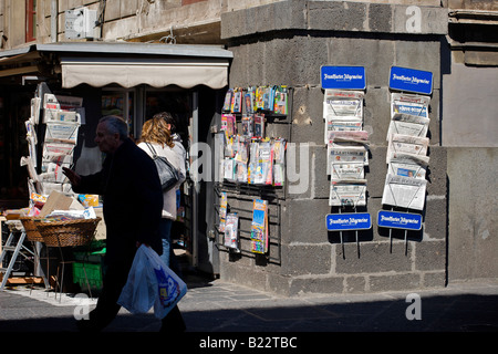 Una passeggiate a piedi passato una edicola la vendita di giornali e riviste nel centro storico di Catania, Sicilia, Italia Foto Stock