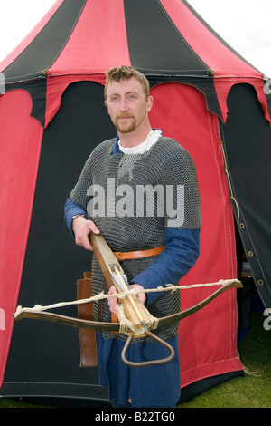 Reenactor del 11th° secolo all'esterno della tenda rossa, con balestra a balestra in balestra in balestra all'evento della Scottish Historical Sallire Society, Fort George, Ardersier, Scozia. Foto Stock