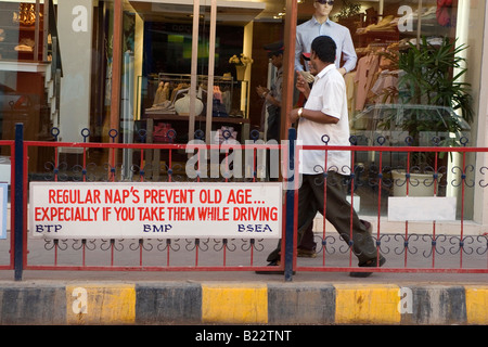 Un insolito segno nel centro di Bangalore. Essa mira ad iniettare un tocco di umorismo nel grave argomento della segnaletica stradale. Foto Stock