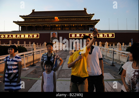 I turisti cinesi prendere foto di fronte al cancello di Tiananmen a Beijing in Cina 12 Lug 2008 Foto Stock