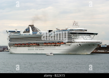 Grand Princess nave di crociera su Southampton acqua sotto una pesante cielo grigio Southern England Regno Unito Foto Stock