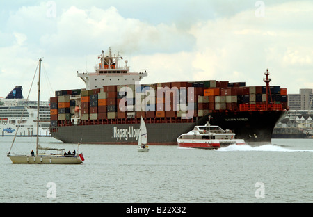 Glasgow Express portacontenitori nave uscire Southampton Docks Inghilterra UK A Hapag Lloyd azienda nave Foto Stock