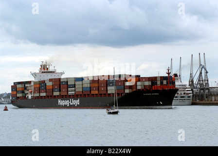 Glasgow Express portacontenitori nave uscire Southampton Docks Inghilterra UK A Hapag Lloyd azienda nave Foto Stock