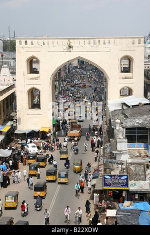 Il traffico passa attraverso un arco in Laad Bazaar area di Hyderabad, India. Foto Stock