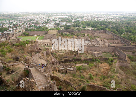 Le rovine di un palazzo all'interno della Cittadella della fortezza Golconda vicino a Hyderabad, India. La Rocca risale al XVI secolo. Foto Stock