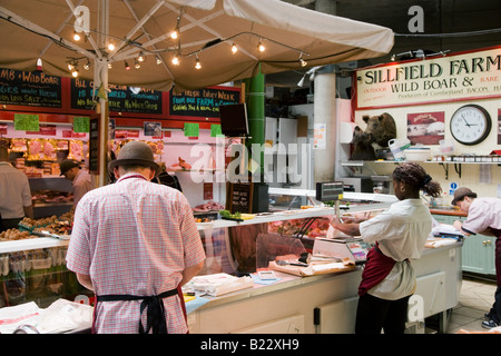 Macelleria contatore al Mercato di Borough, Southwark, Londra Foto Stock