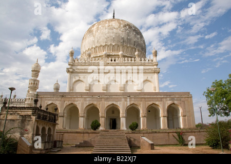 La tomba del sultano Muhammad Qutb Shah (1611 - 1625) presso il complesso tenendo i mausolei del Qutb Shahi Kings in Golconda. Foto Stock