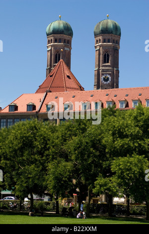 Le torri gemelle della Frauenkirche può essere visto dal verde dietro il municipio nuovo a Monaco di Baviera, Germania. Foto Stock